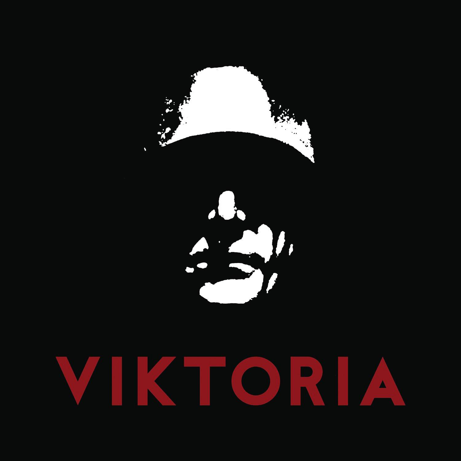 Schwarz-Weiß-Bild. Weiße Gesichtssilhouette auf schwarzem Hintergrund, mit dem Wort 'VIKTORIA'.