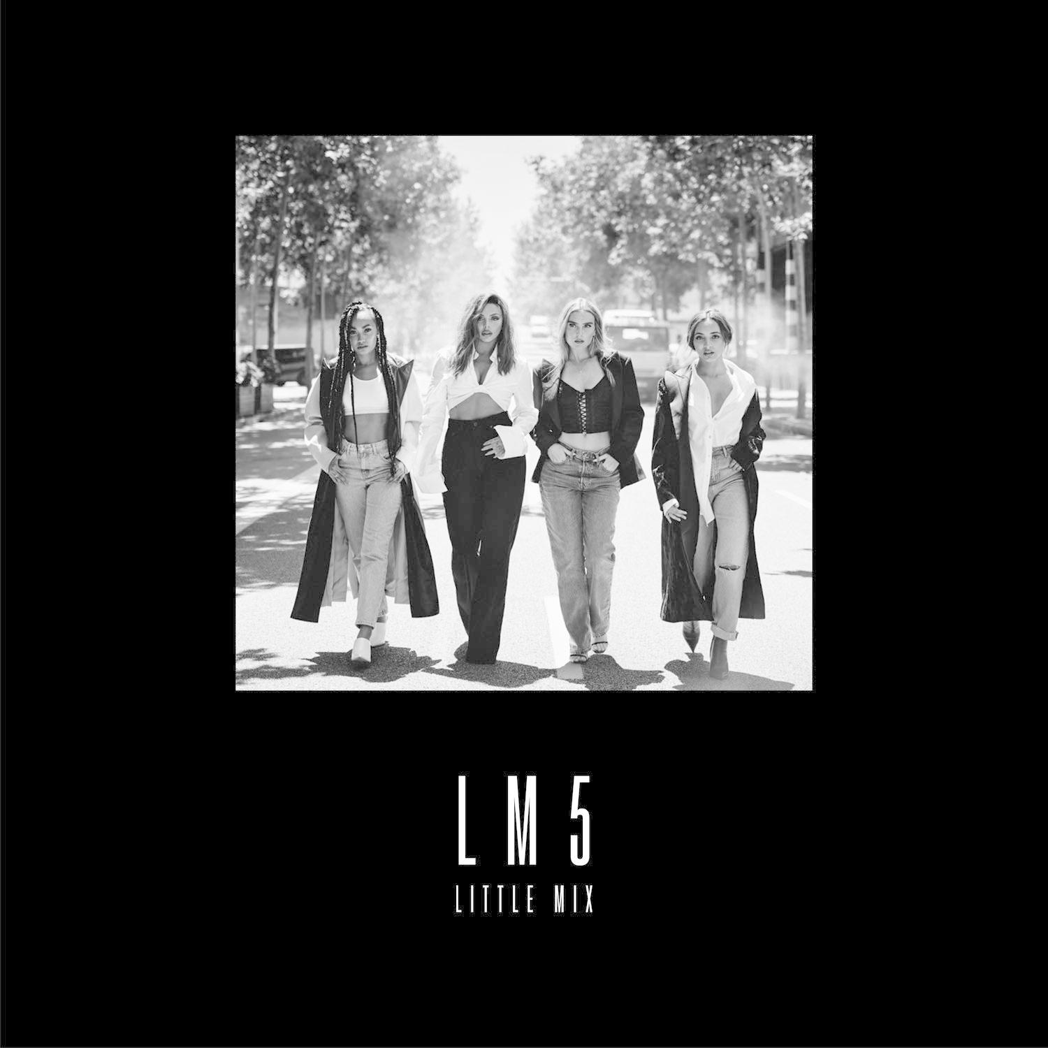 Fekete-fehér fotó a Little Mix-ről, amint egy utcán sétálnak. Szöveg: LM5 Little Mix.