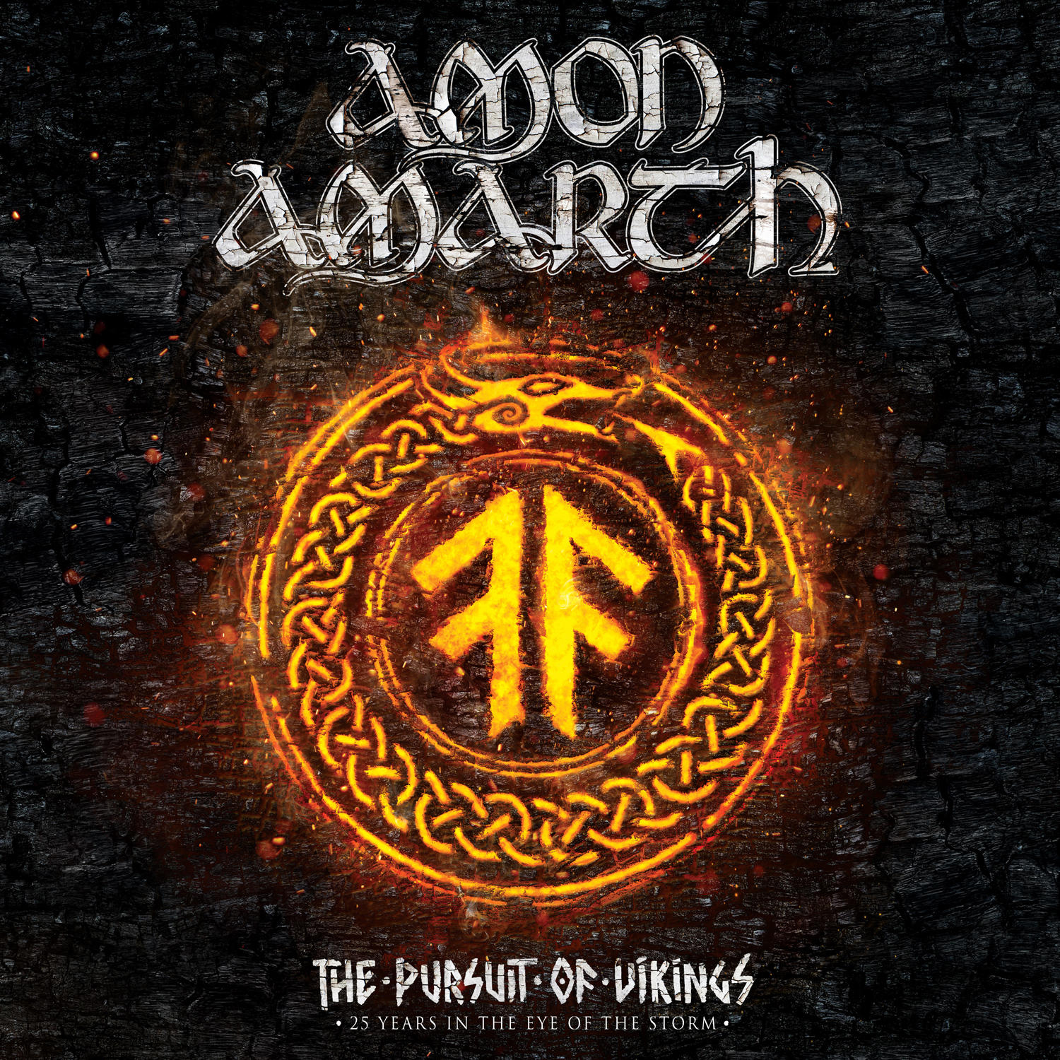 Albumcover mit einem feurigen Emblem, umgeben von Flammen, auf dunklem Hintergrund.