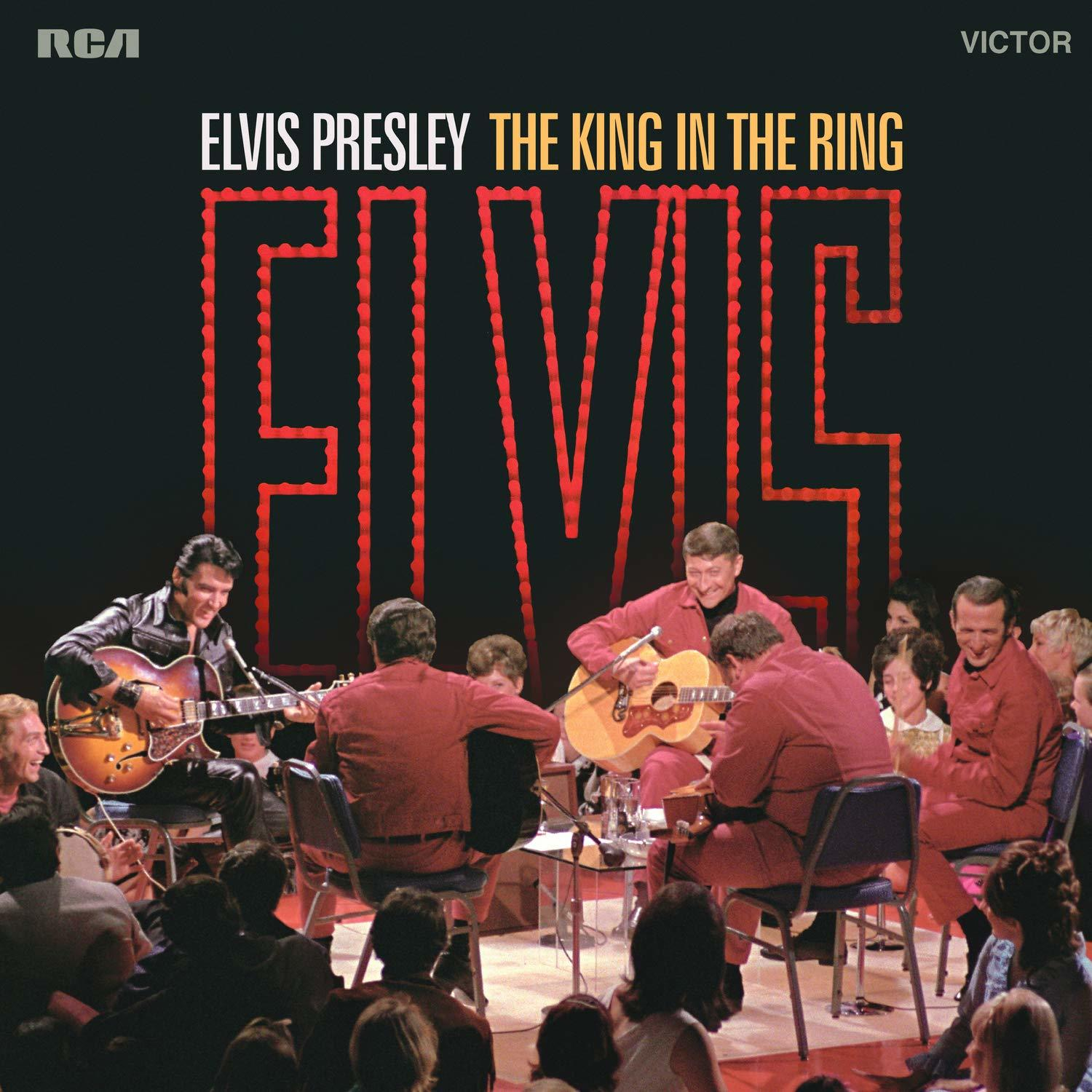 Elvis Presley auf Albumcover. Musiker in roten Anzügen. 'ELVIS' in großen roten Buchstaben. Publikum im Hintergrund.