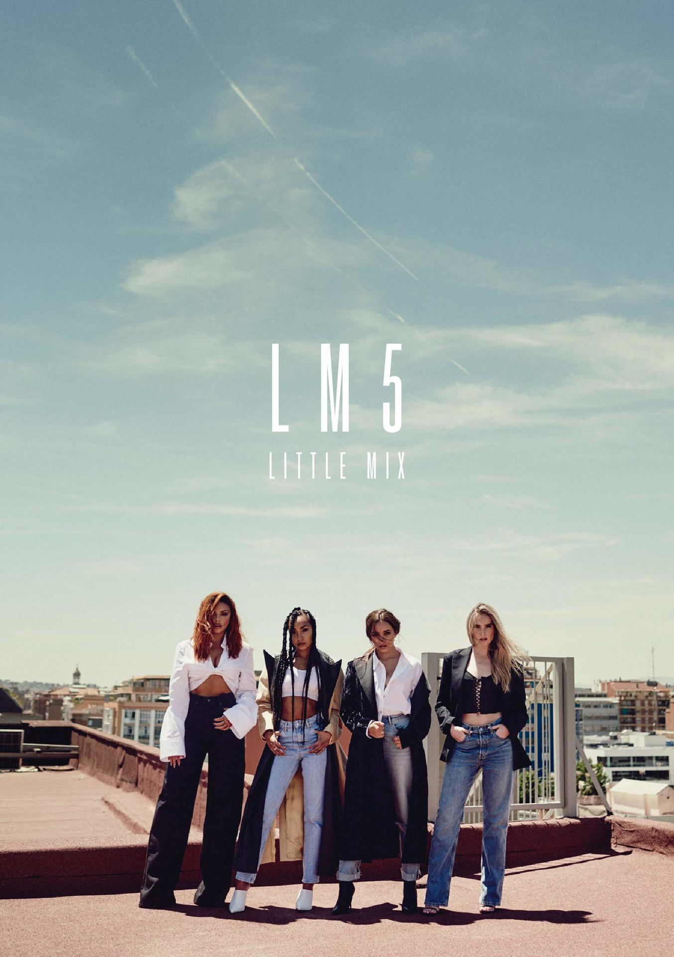 LM5 Little Mix csoport egy tetőn. Négy nő áll egy kék égbolt előtt, pózolva.