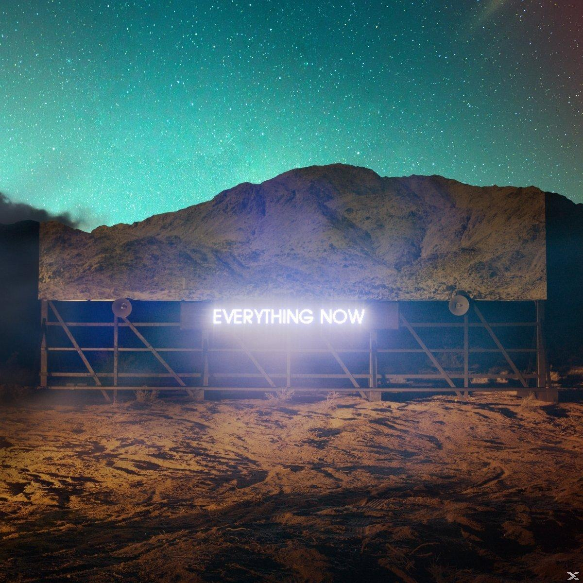 Albumhoes: Een poort met oplichtend neon 'EVERYTHING NOW' bord, berg en sterrenhemel op de achtergrond.
