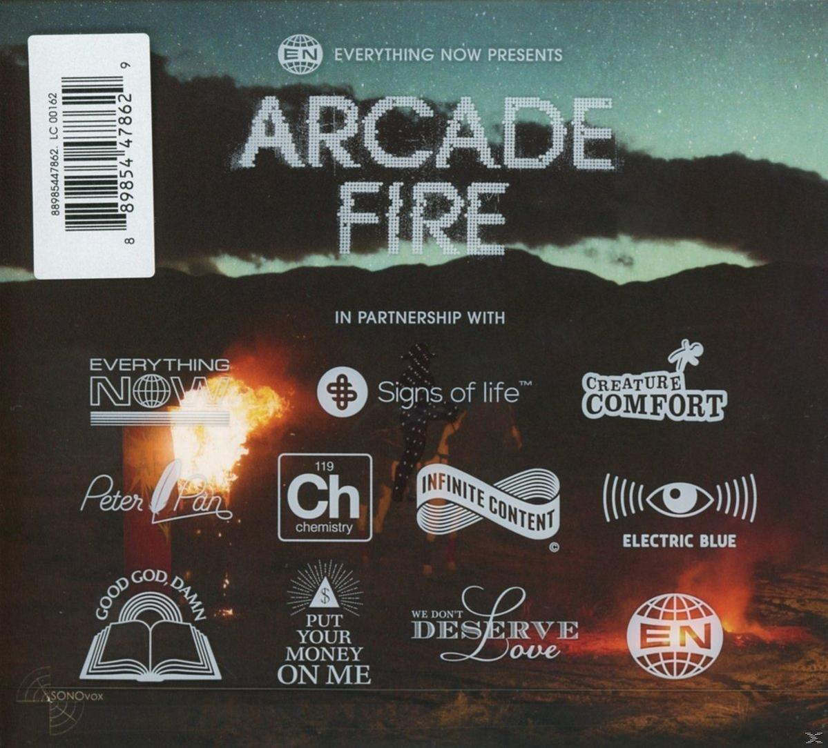 Achterkant van het album 'Everything Now Presents Arcade Fire'. Kleurrijke tekst en logo's.
