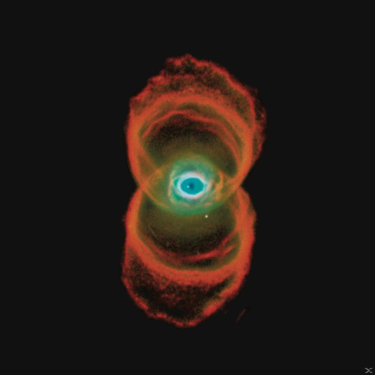 Astronomiebild eines Nebels. Rote und orange Farben mit blau-grünem Zentrum. Schwarzer Hintergrund.