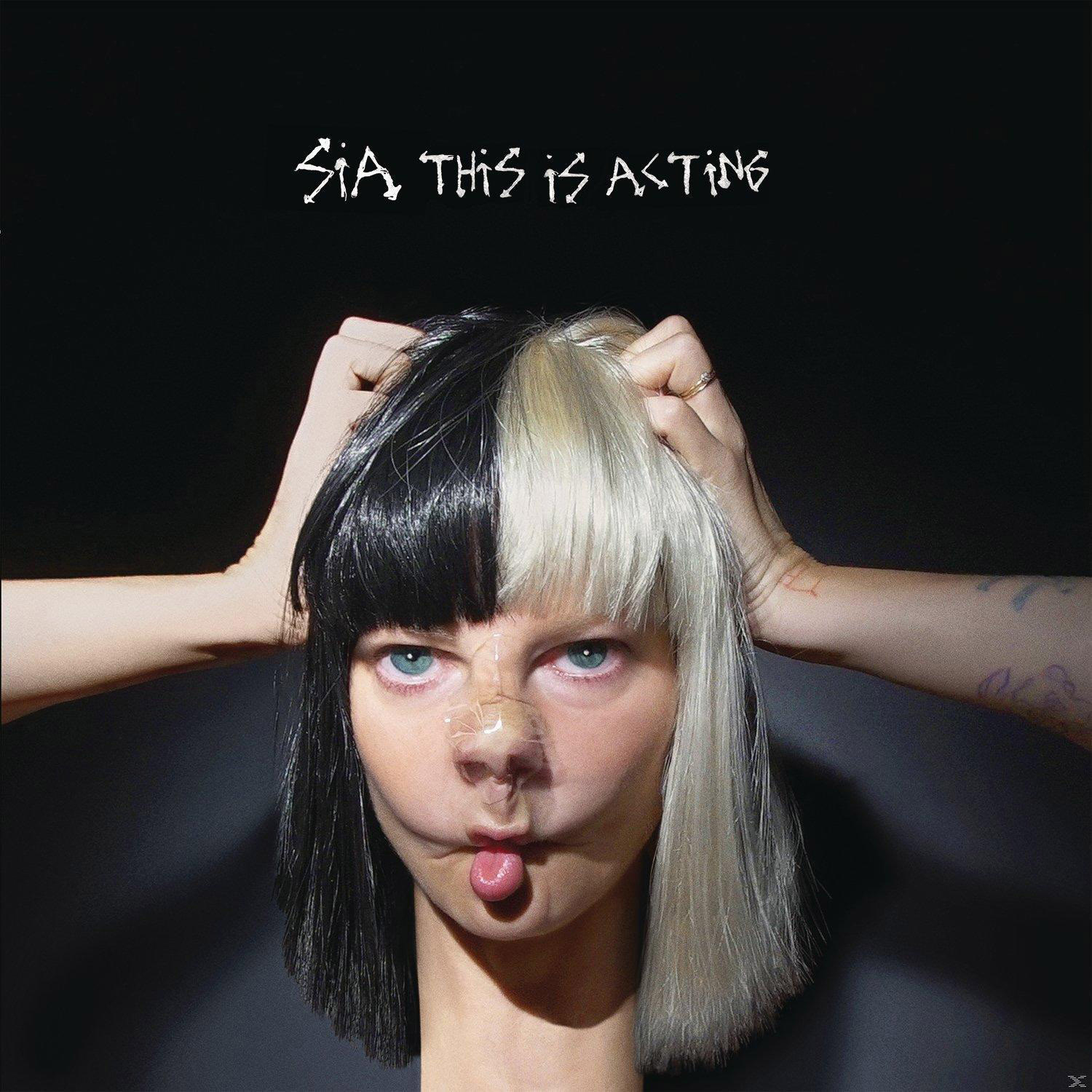 Sia Albumcover. Frau mit schwarz/weißem Haar, Hände am Kopf, verzerrtes Gesicht. Text: This Is Acting.