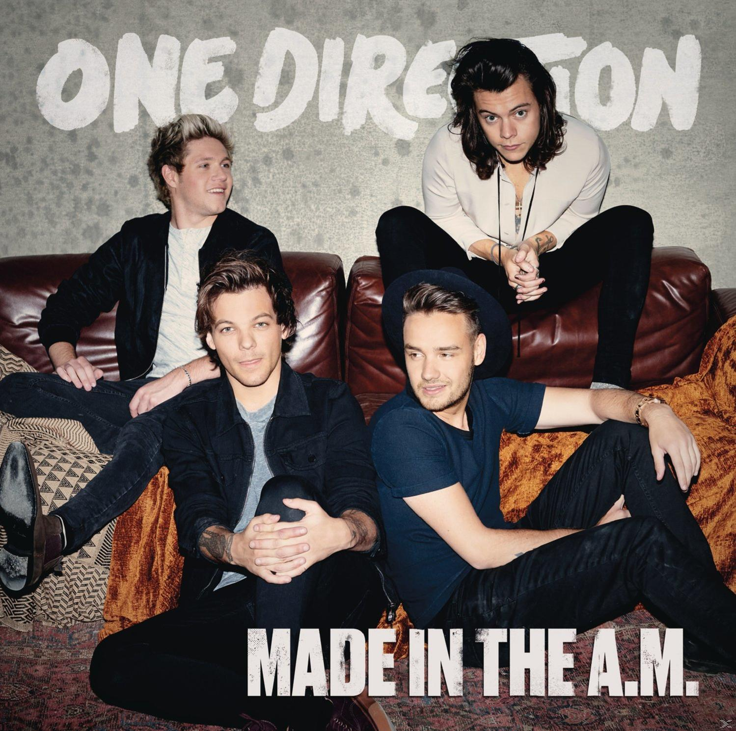 Album borító négy férfival, akik egy kanapén ülnek, a „ONE DIRECTION” és a „MADE IN THE A.M.” szöveggel.