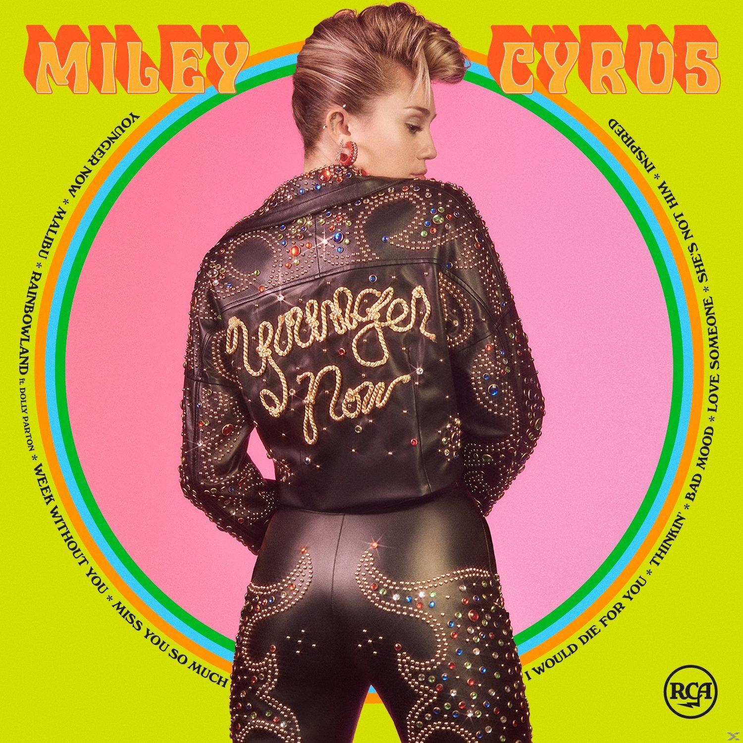 Miley Cyrus albumborítója, retro dizájnnal és a 'Younger Now' felirattal.