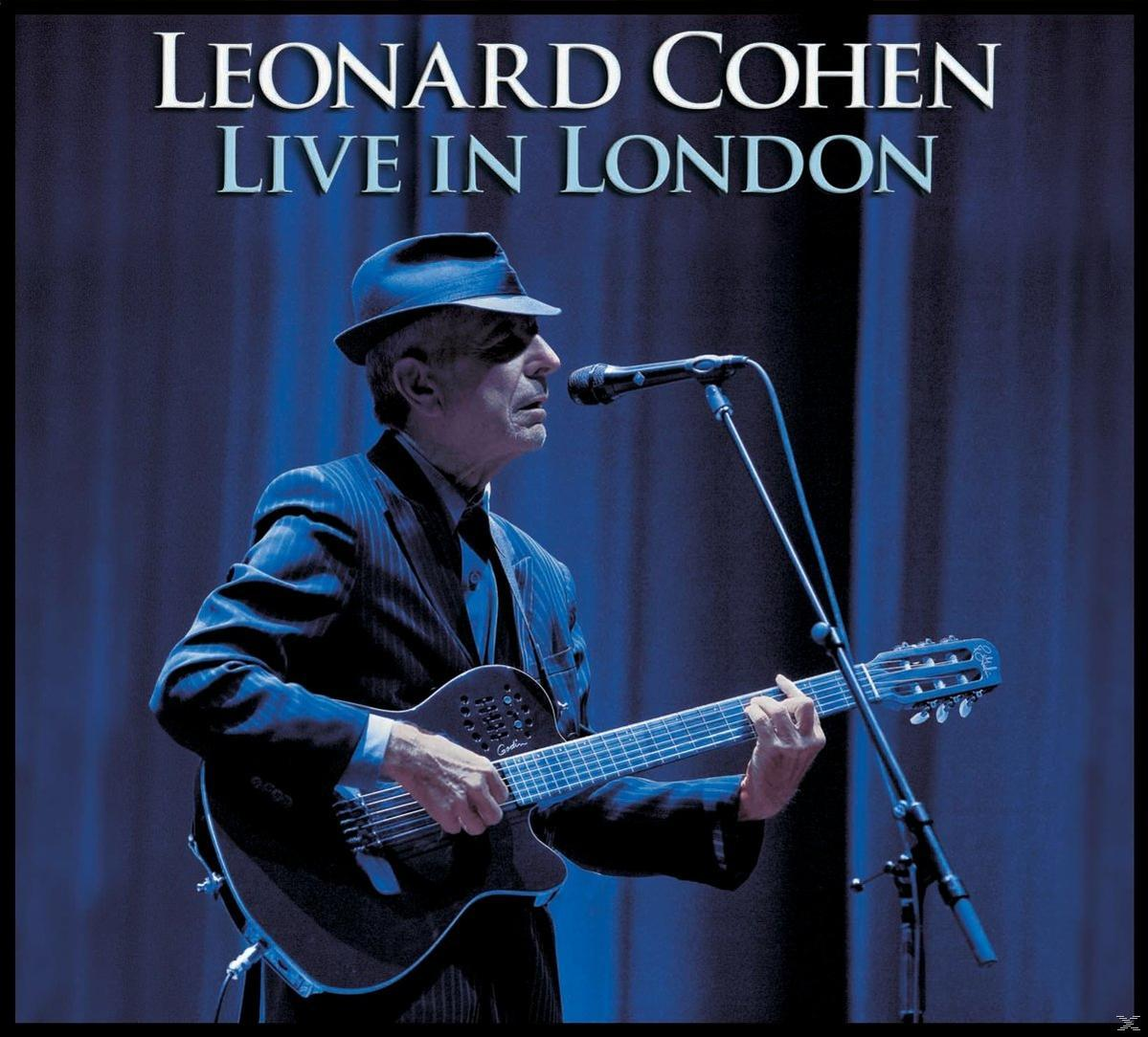 Albumcover mit einem Mann im Anzug, der auf einer Bühne mit einem Mikrofon Gitarre spielt, mit Text darüber.