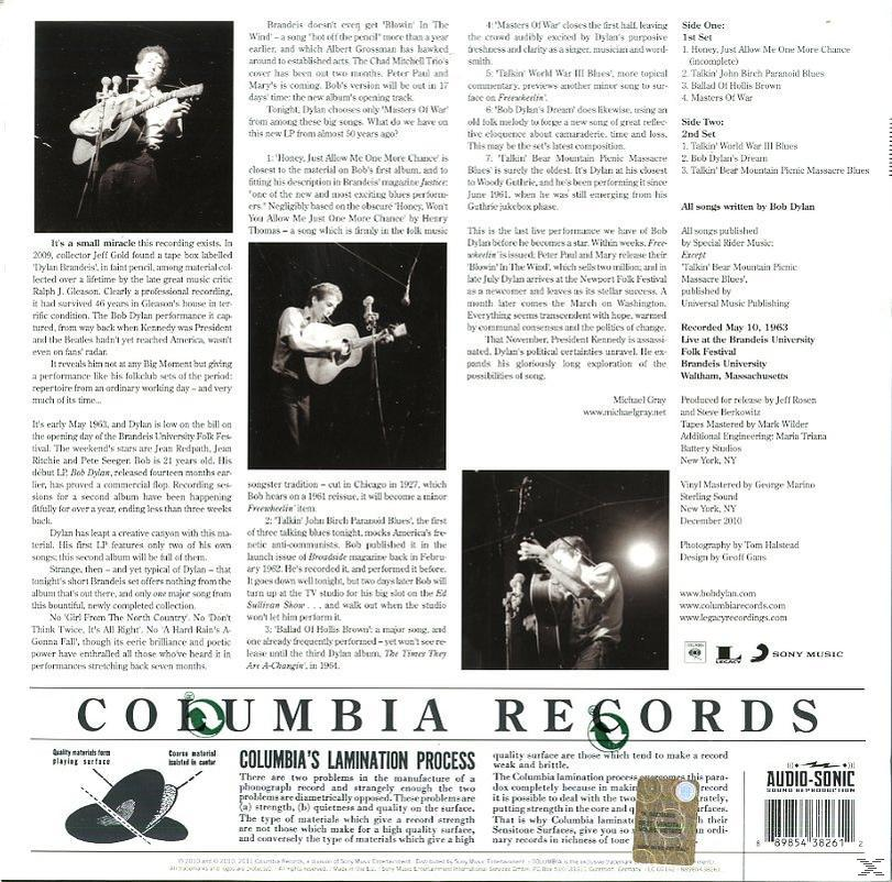 Seiten aus einem Bob Dylan-Album. Text und ein Foto von Bob Dylan mit Gitarre sind sichtbar.