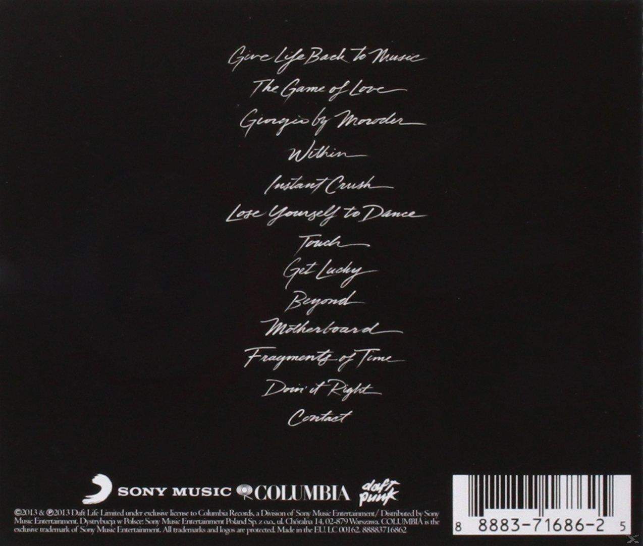 A Daft Punk CD hátlapja fehér dalszövegekkel fekete háttéren.