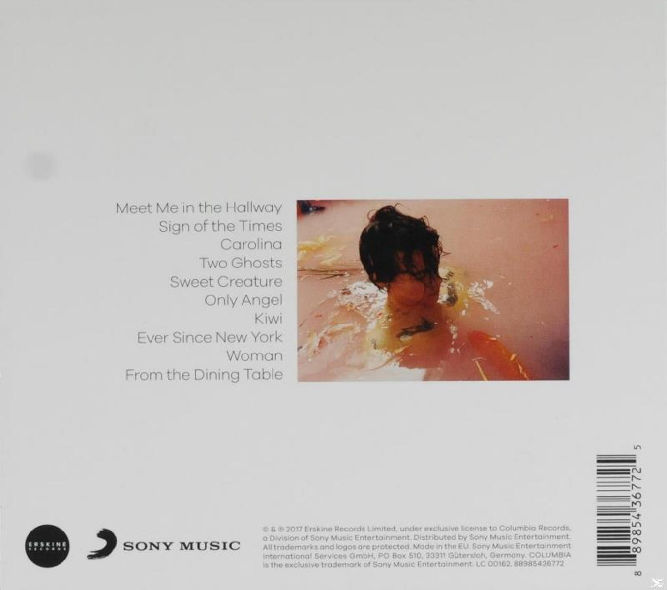 Album borító: Egy személy a vízben. A dalk címek fel vannak sorolva. A Sony Music logó és a szöveg látható.
