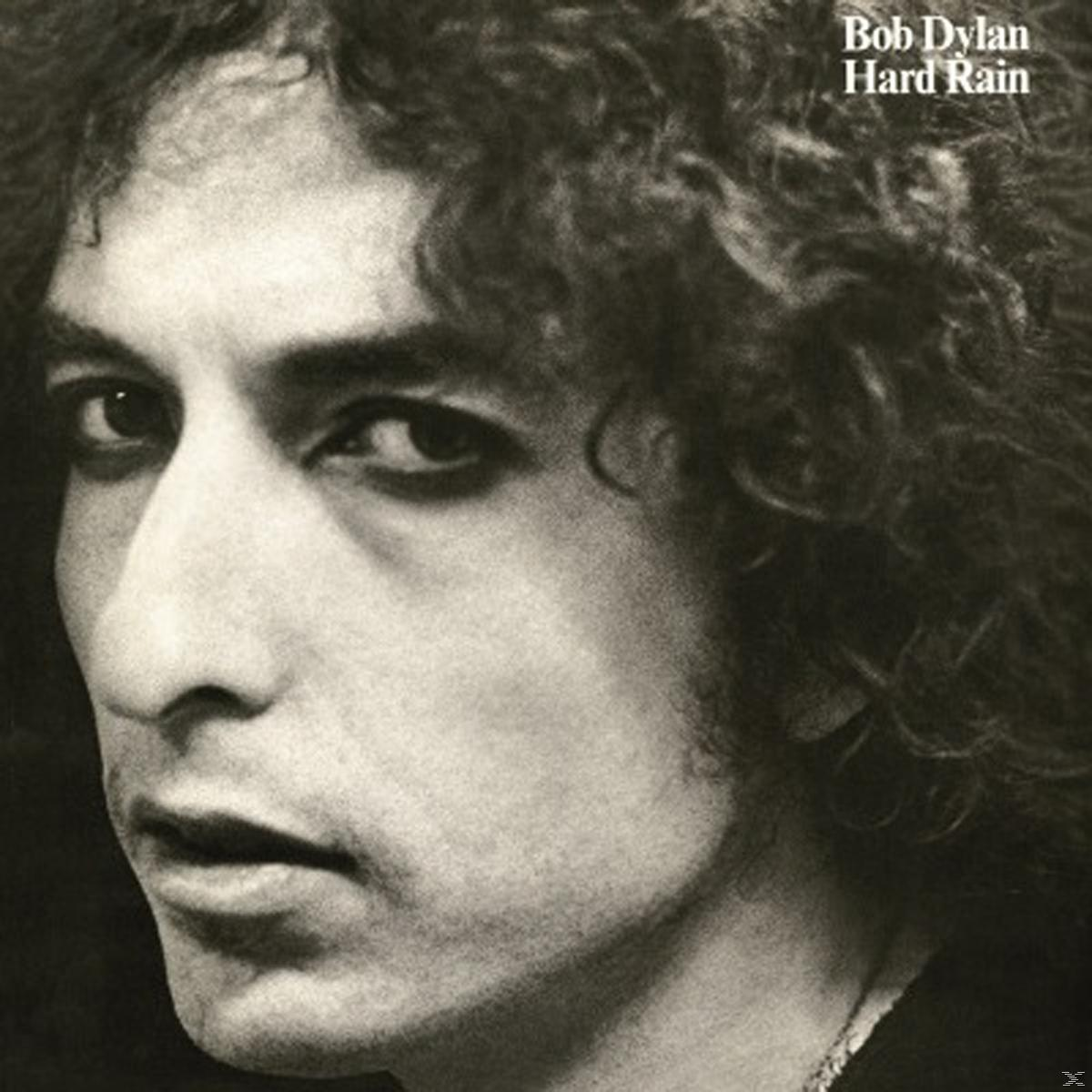 Fekete-fehér fotó Bob Dylan arcáról, oldalra nézve.
