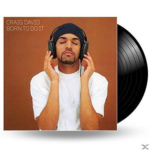 Albumcover. Ein Mann mit Bart trägt Kopfhörer. Der Hintergrund ist braun und das Album ist schwarz.