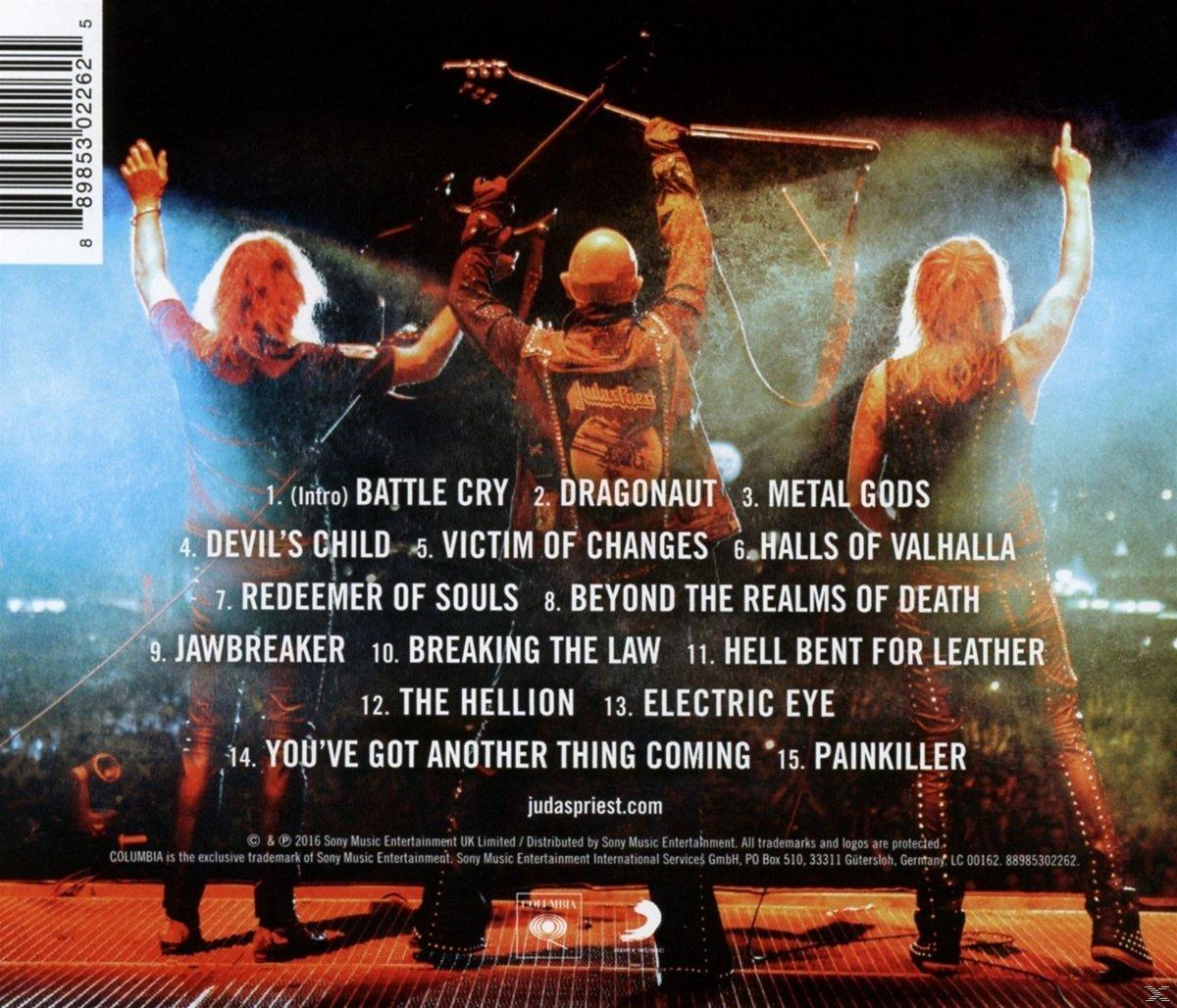 A Judas Priest együttes tagjai a színpadon, hátulról, karok fel. Az album számlistája látható.