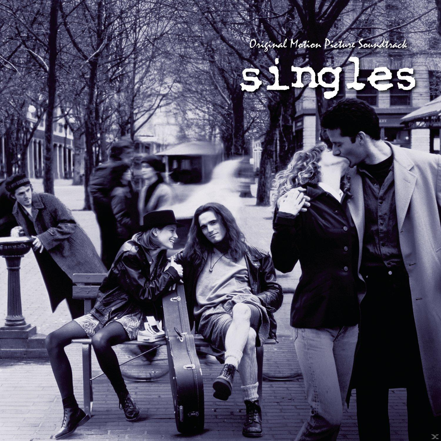 Album borító: Jelenet egy filmből két párral egy parkban, egy pár csókolózik, cím: Singles.