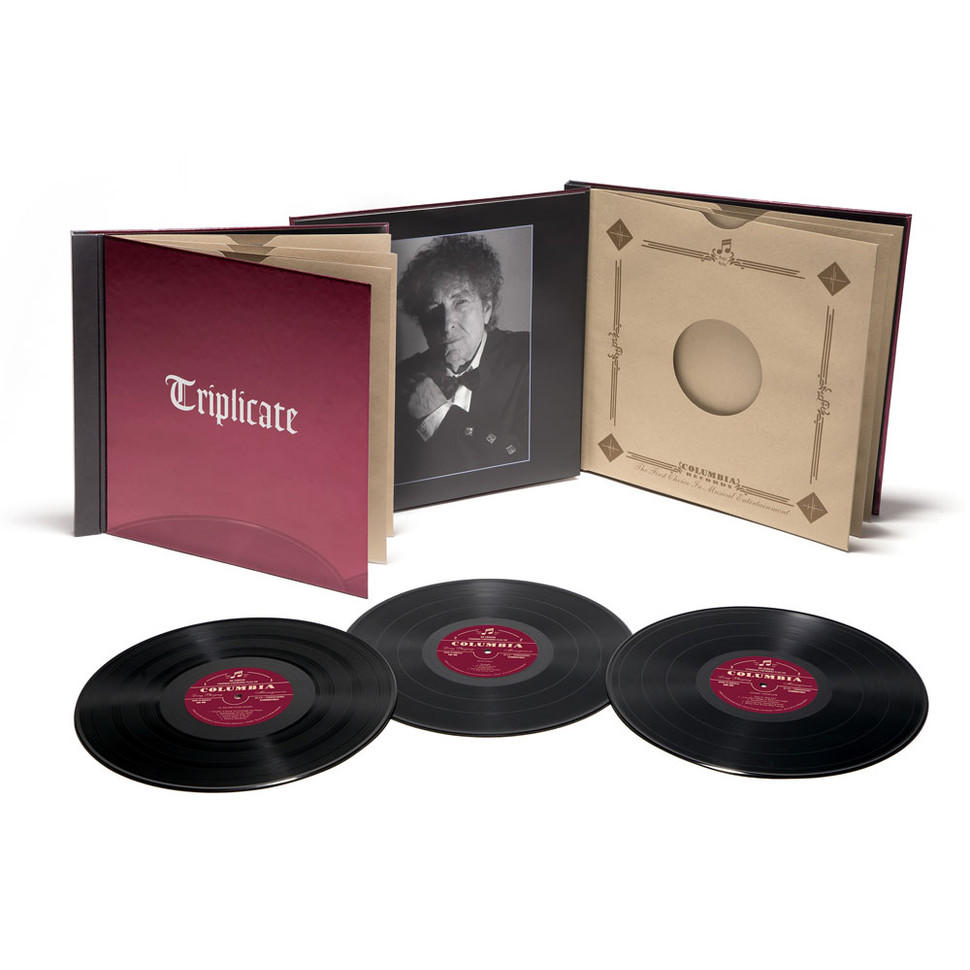 Album-Set mit drei schwarzen Schallplatten, einem Foto und einem weinroten Cover und Sleeve.