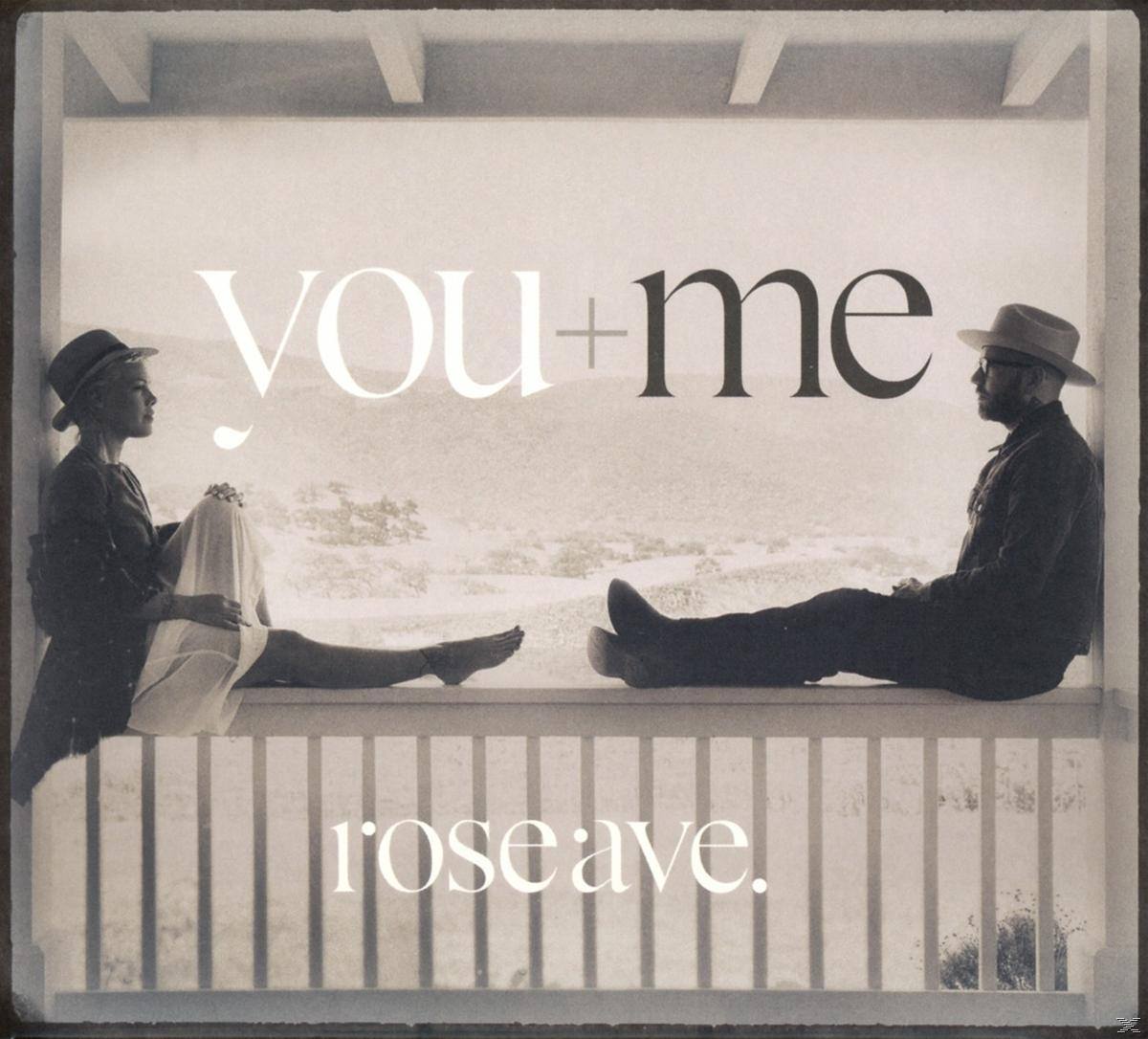 Album borító, két ember ül a verandán, a "you + me" szavakkal.