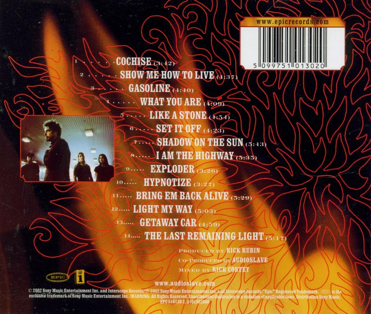 CD-Cover-Art mit feurigem Hintergrund. Fotos der Band sind sichtbar, Songtitel sind aufgelistet.