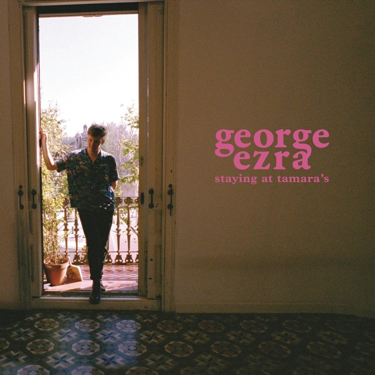 George Ezra album borítója, egy férfi áll az ajtóban, rózsaszín szöveg 'george ezra staying at tamara's'.
