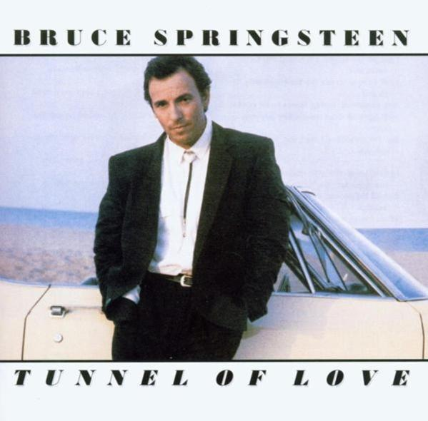 Bruce Springsteen egy autó mellett. A Tunnel of Love album borítója.