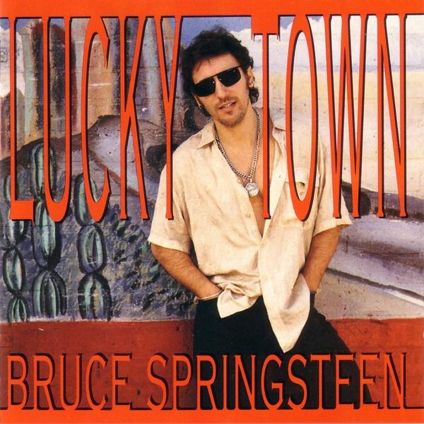 Bruce Springsteen falnak dől. Album borító, Lucky Town címmel piros betűkkel, Bruce Springsteen nevével.
