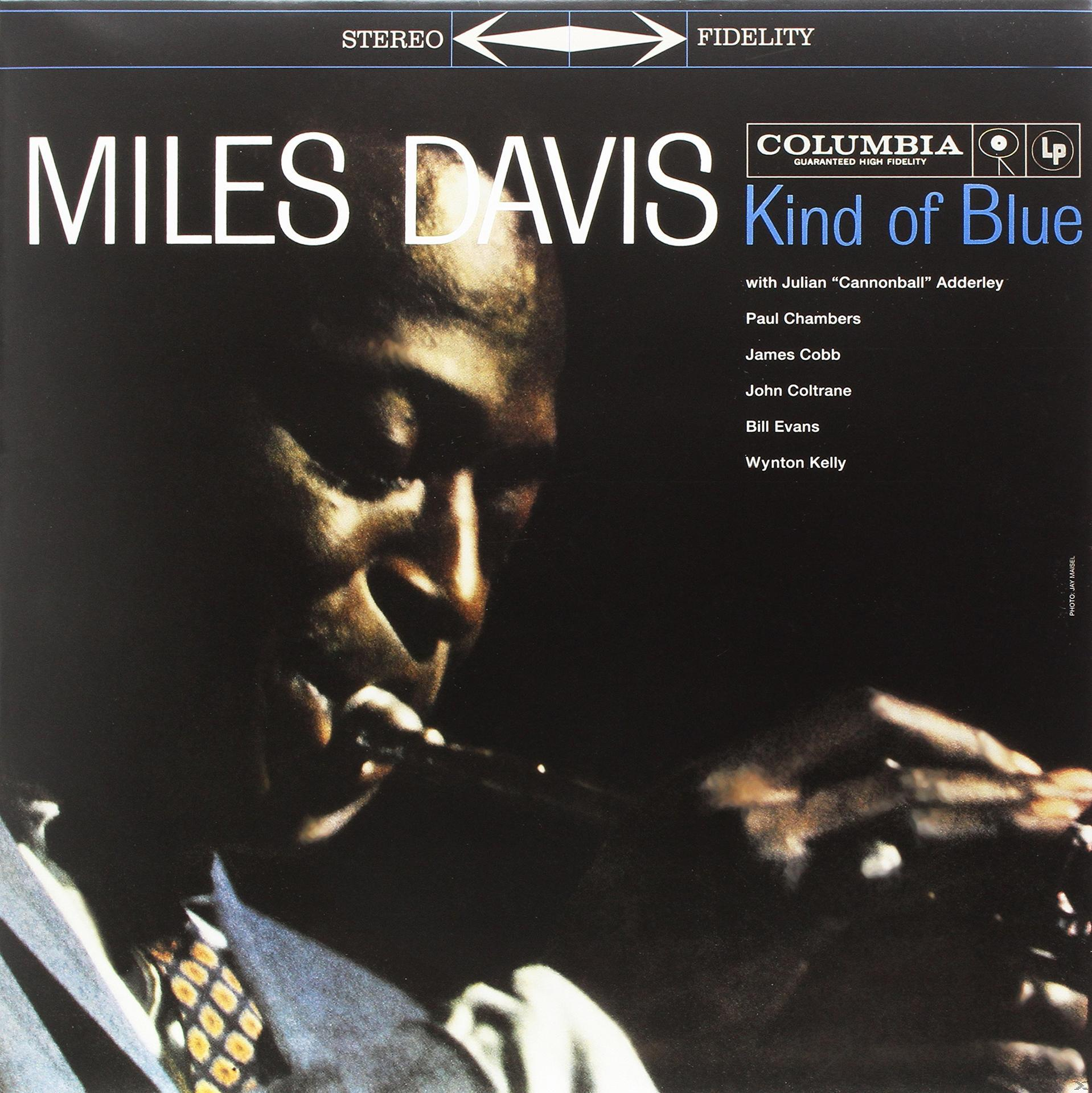 Miles Davis album borító, Kind of Blue, trombitázó férfival, sötét színek.