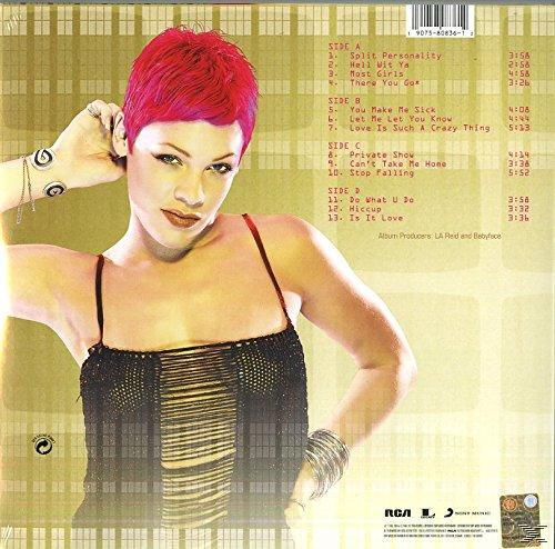 Pink rövid vörös hajjal és fekete felsővel egy album hátoldalán.