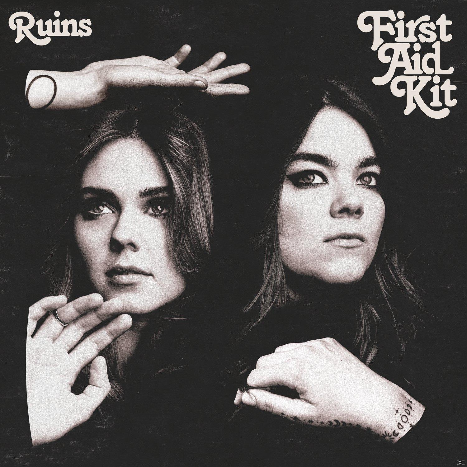 A First Aid Kit 'Ruins' című albumának borítója. Két nő középen, szöveg a jobb felső sarokban.