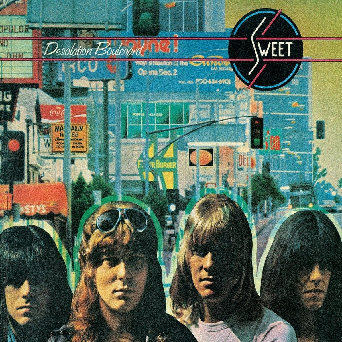 Album borító egy zenekarral, vintage városi jelenettel. A zenekar az előtérben van.