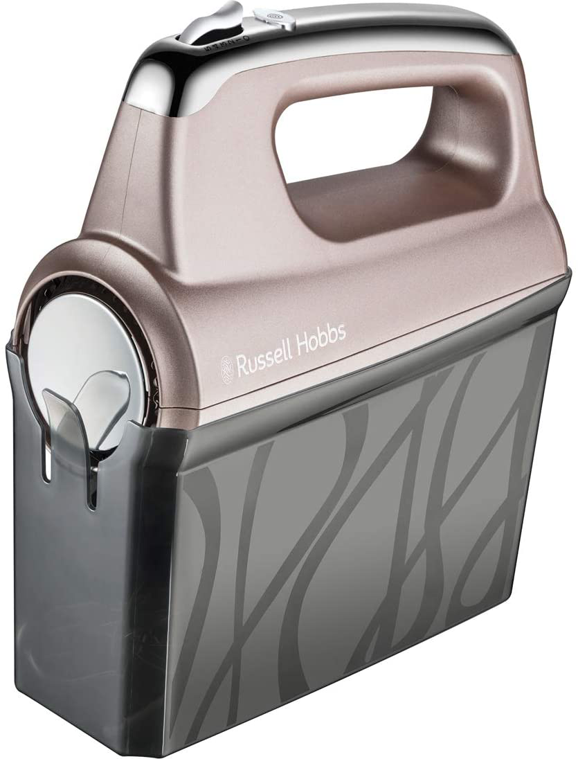 Rózsaszín-ezüst Russell Hobbs kézi mixer szürke keverőtállal. A mixernek van fogantyúja és tárcsája.