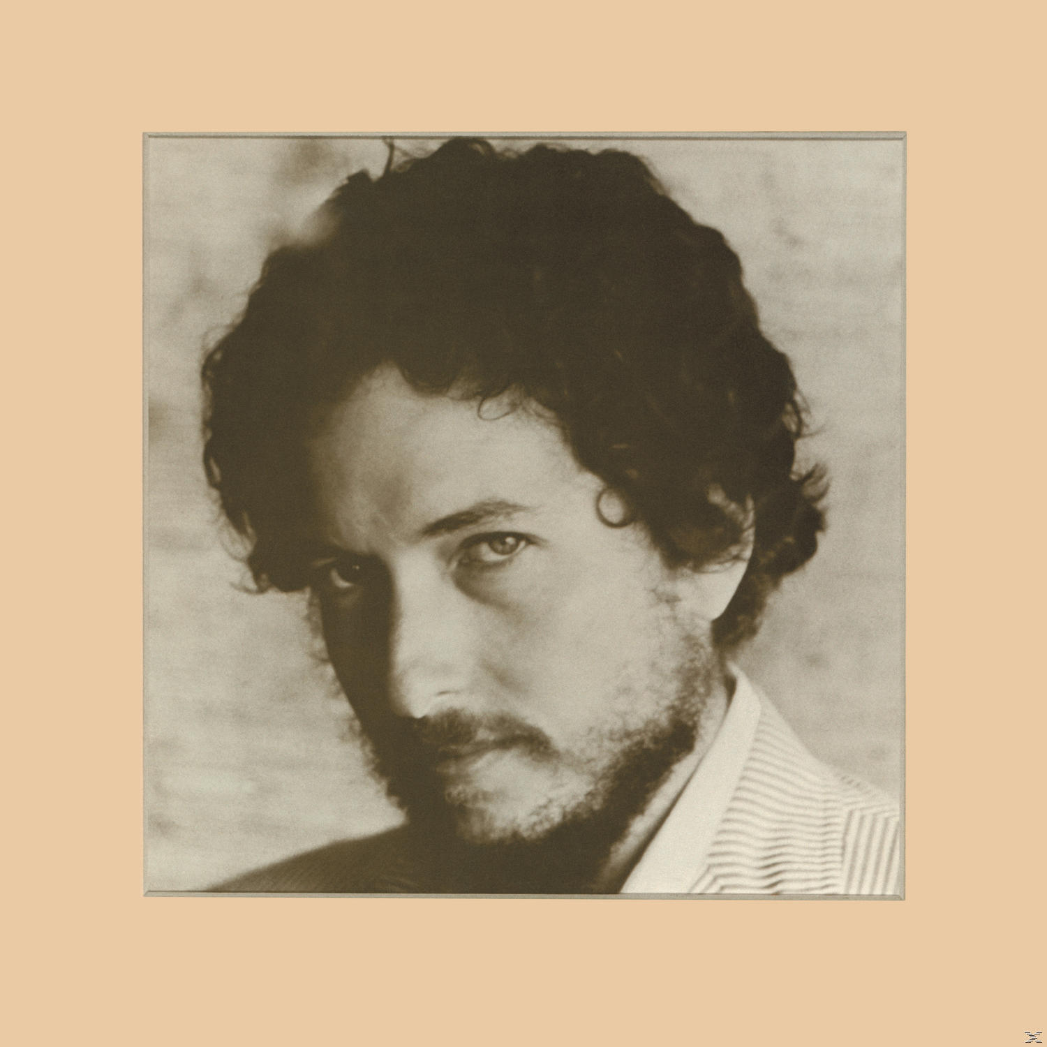 Bob Dylan Porträt, Sepia-Ton, Kopf und Schultern. Beigefarbener Hintergrund, gerahmt. Kurze Haare, Bart und gestreiftes Hemd.