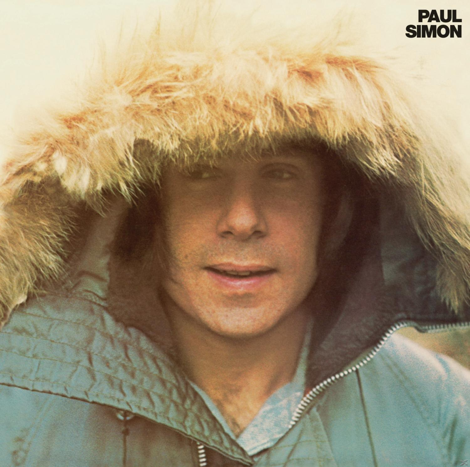 Paul Simon portréja zöldes, szőrmével szegélyezett kapucnis kabátban, jobb felső sarokban szöveggel.