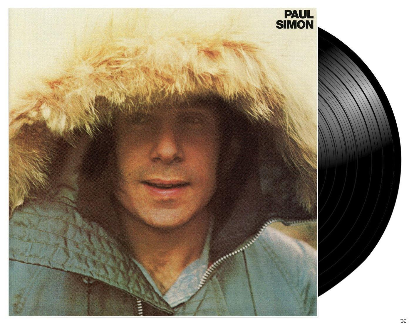 Albumborító, amely Paul Simont ábrázolja szőrmés kapucniban, egy fekete hanglemez mellett.