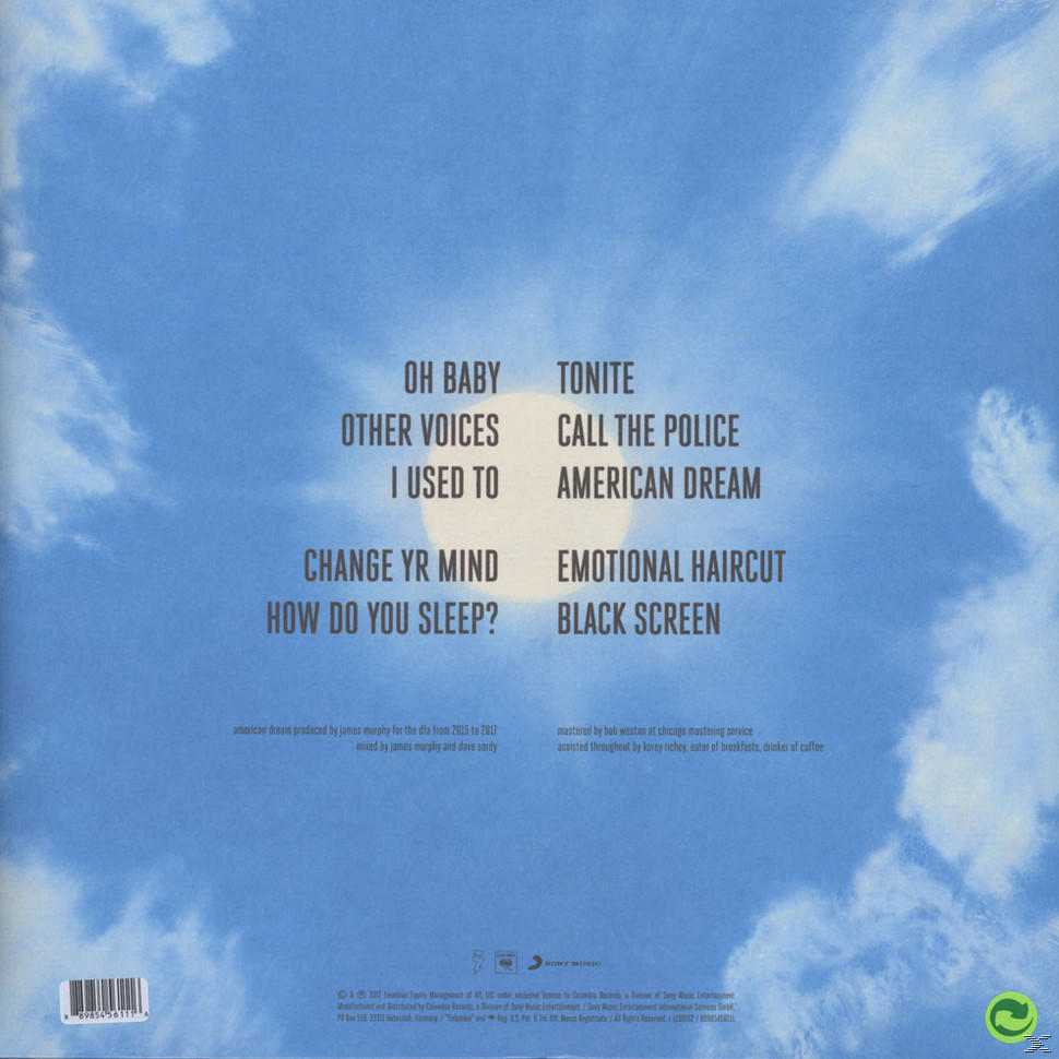 Vinyl-Schallplatte mit Songtiteln, die vor einem bewölkten blauen Himmel aufgeführt werden.