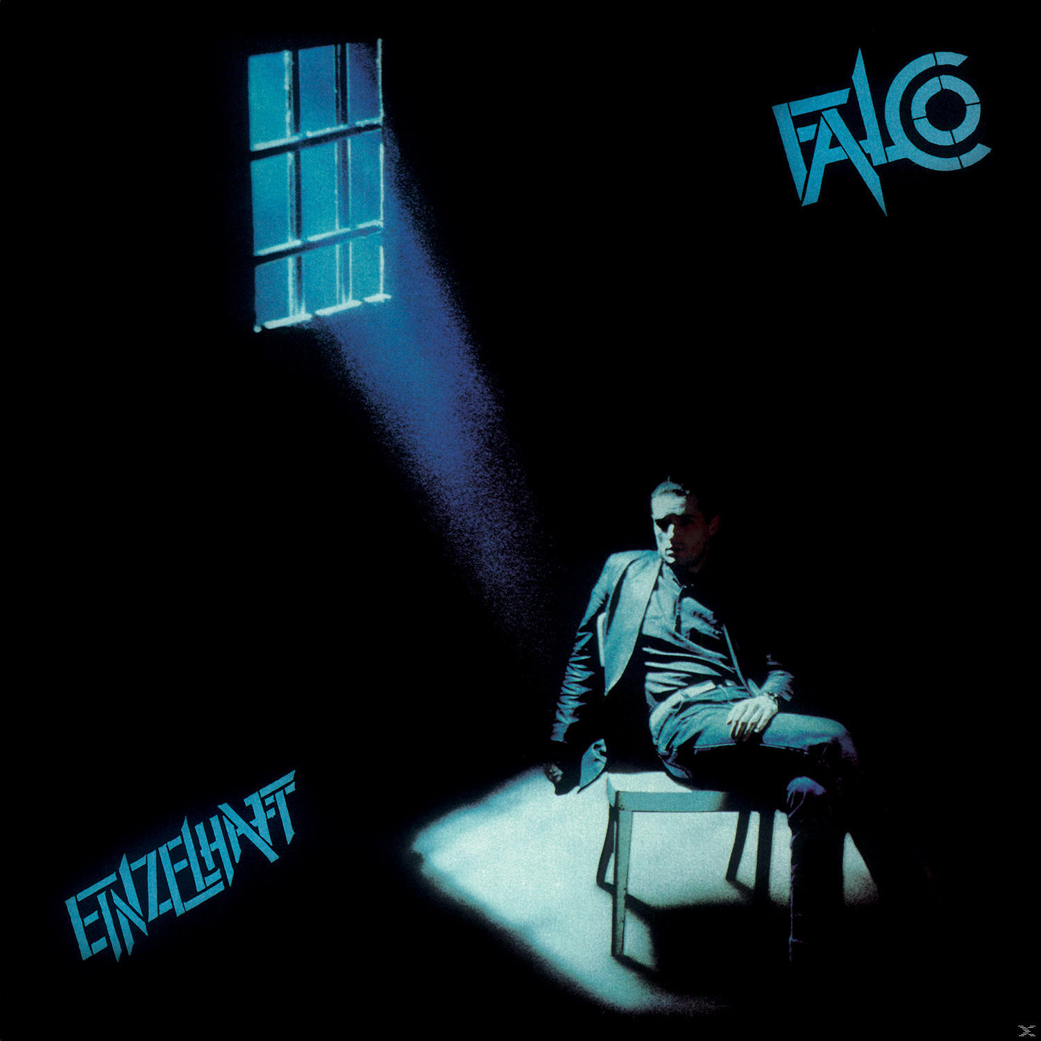 Albumcover von Falco. Mann in einem Stuhl in einem dunklen Raum mit einem Fenster, mit blauem Licht.