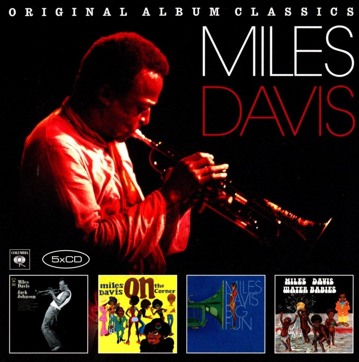 Albumcover mit Miles Davis beim Trompetenspielen und kleineren Albumcovern mit seinem Namen.