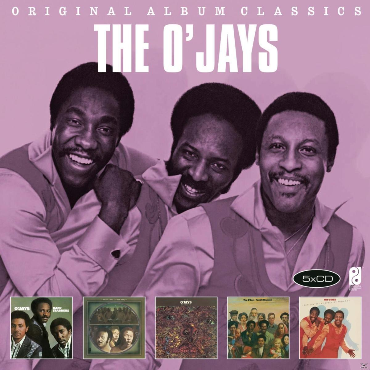 The O'Jays Albumcover. Drei lächelnde Männer mit Hintergrund von Albumcovern. Text 'The O'Jays'.