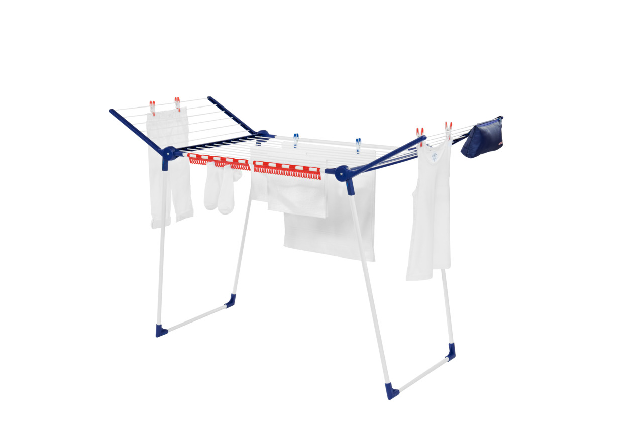 Séchoir à linge blanc et bleu avec des vêtements blancs suspendus, isolé sur fond blanc.