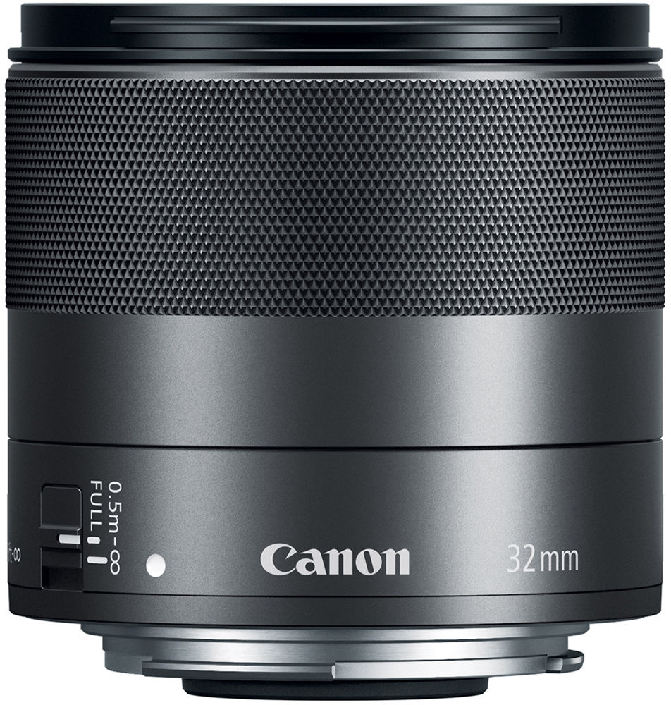 Canon 32mm-es objektív texturált markolattal, fekete felülettel és különféle jelölésekkel. A Canon logója látható rajta.