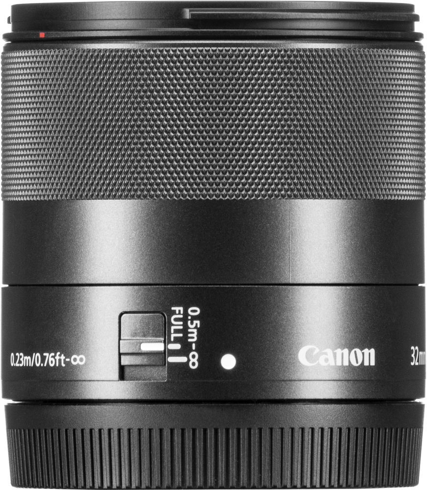 Canon objektív, fókuszgyűrűvel, Canon márkával és specifikációs részletekkel.
