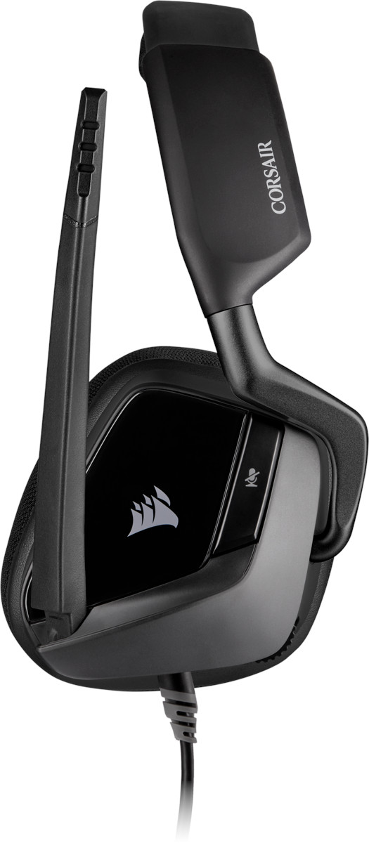Een zwarte gaming headset met een microfoon, met een logo en volumeregeling.