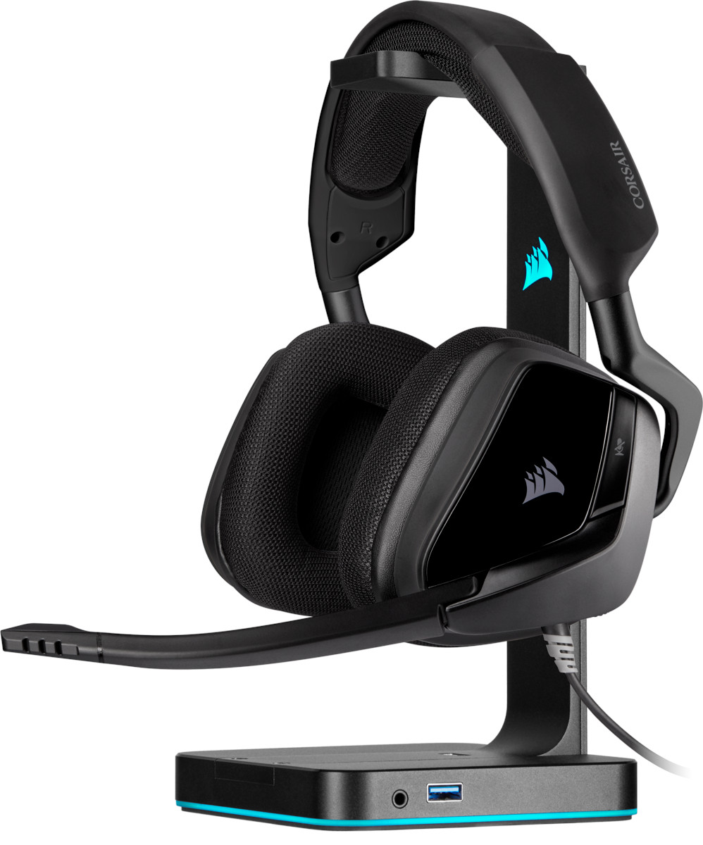 Zwarte Corsair gaming headset op een standaard. Het heeft oorschelpen, een microfoon en een basis met USB- en audio-poorten.