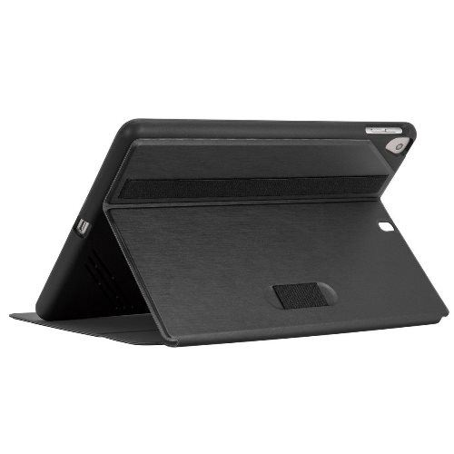 Tableta negra en una funda, inclinada, que revela la parte trasera de la funda.