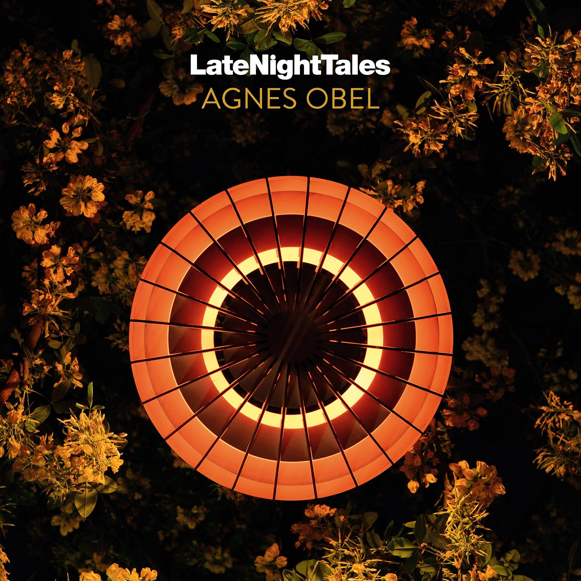 LateNightTales album borító. Kerek, narancssárgán megvilágított szerkezet növényekkel körülvéve, fekete háttér. Szöveg felül.