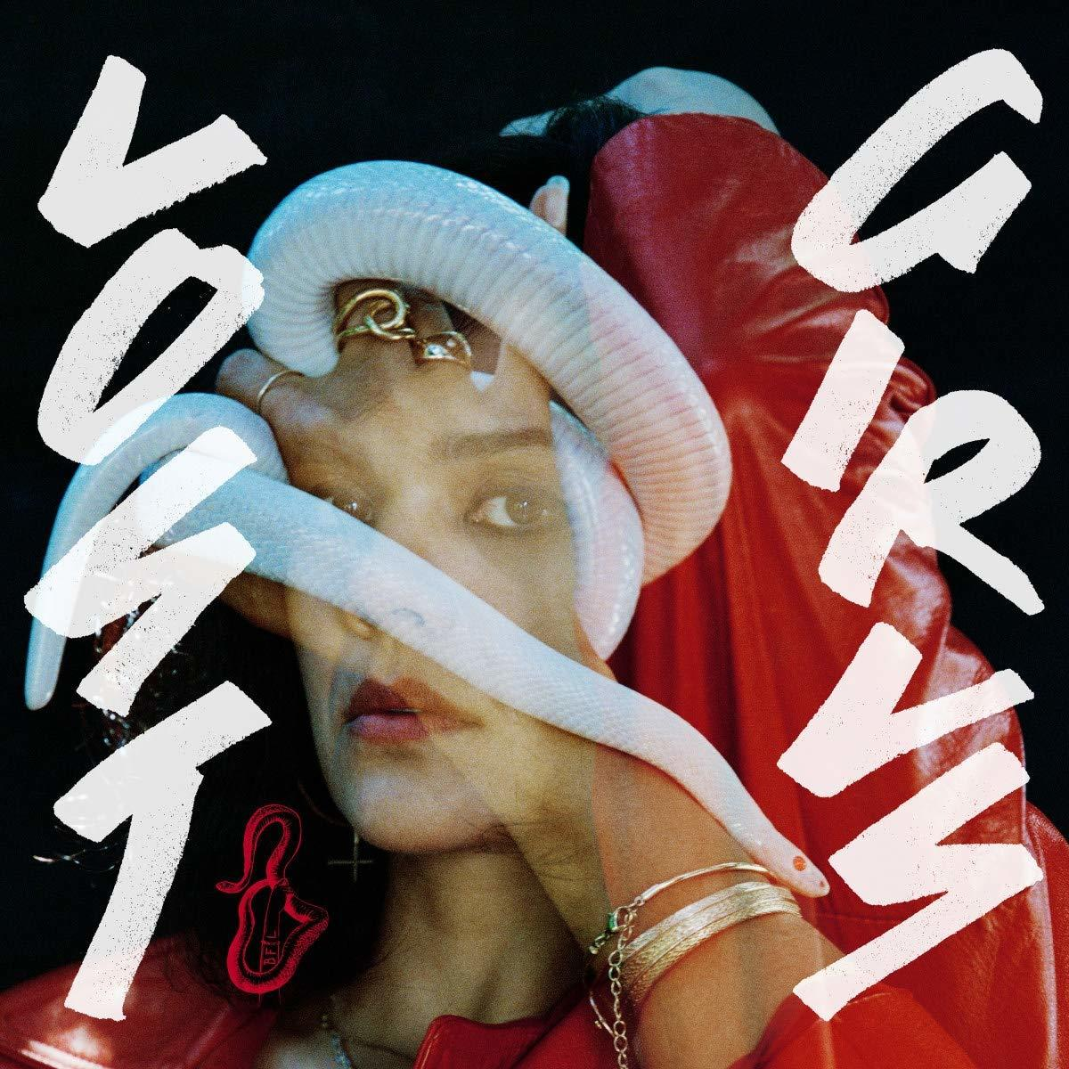 Femme avec un serpent, pochette d'album. Veste rouge, fond noir, texte blanc.