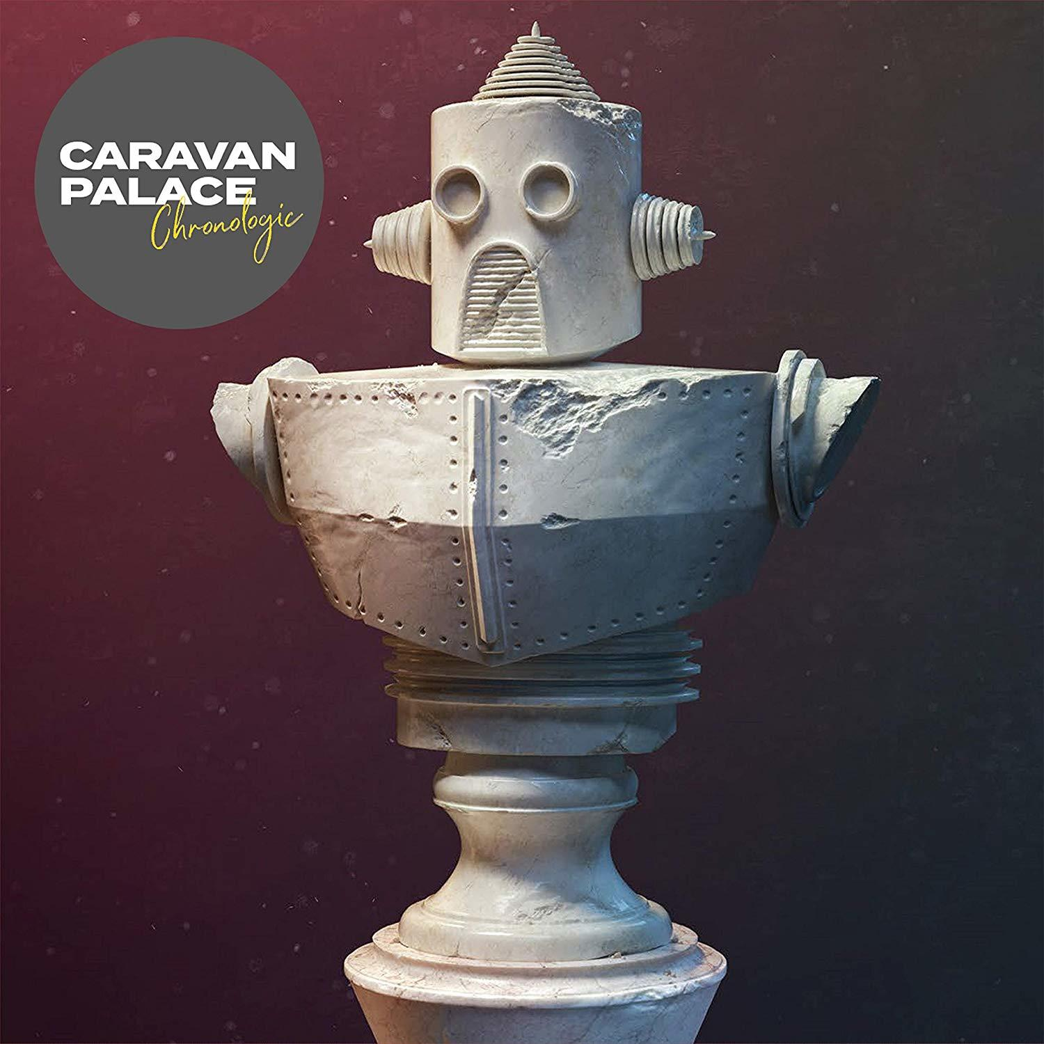 Caravan Palace Albumcover. Roboterstatue auf einem Podest, lila Hintergrund.
