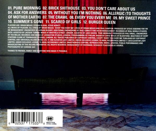 CD-Cover mit schwarzem Sofa, Songnamen und rotem Vorhang. Text in weißer Farbe.