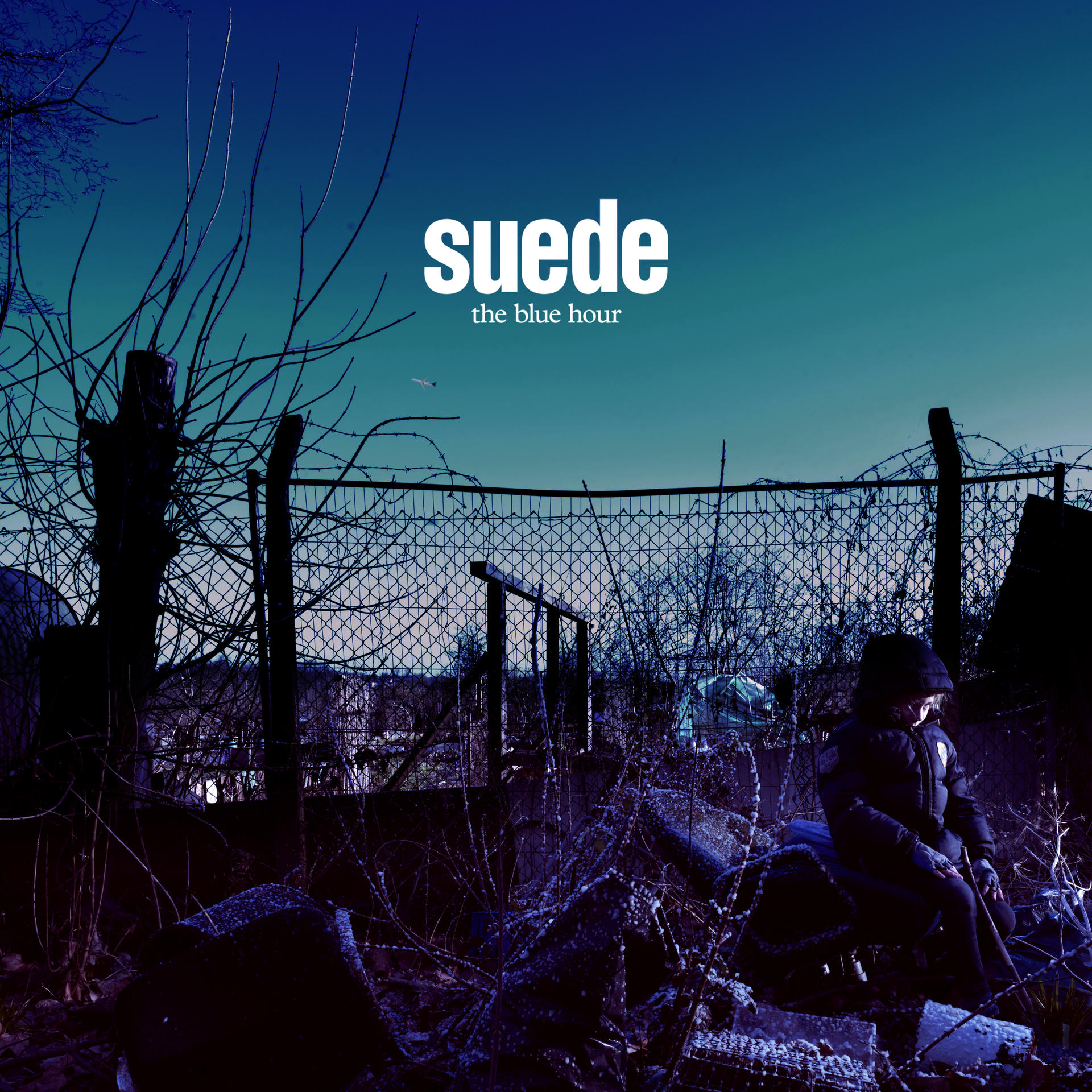 Pochette de l'album avec 'suede' et 'the blue hour'. Une clôture, une silhouette assise. Ciel bleu et arbres dénudés.