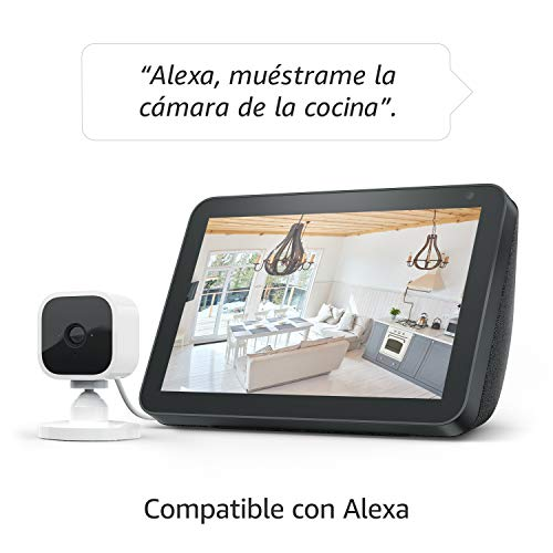 Configuración de hogar inteligente con un dispositivo habilitado para Alexa y una cámara de seguridad.