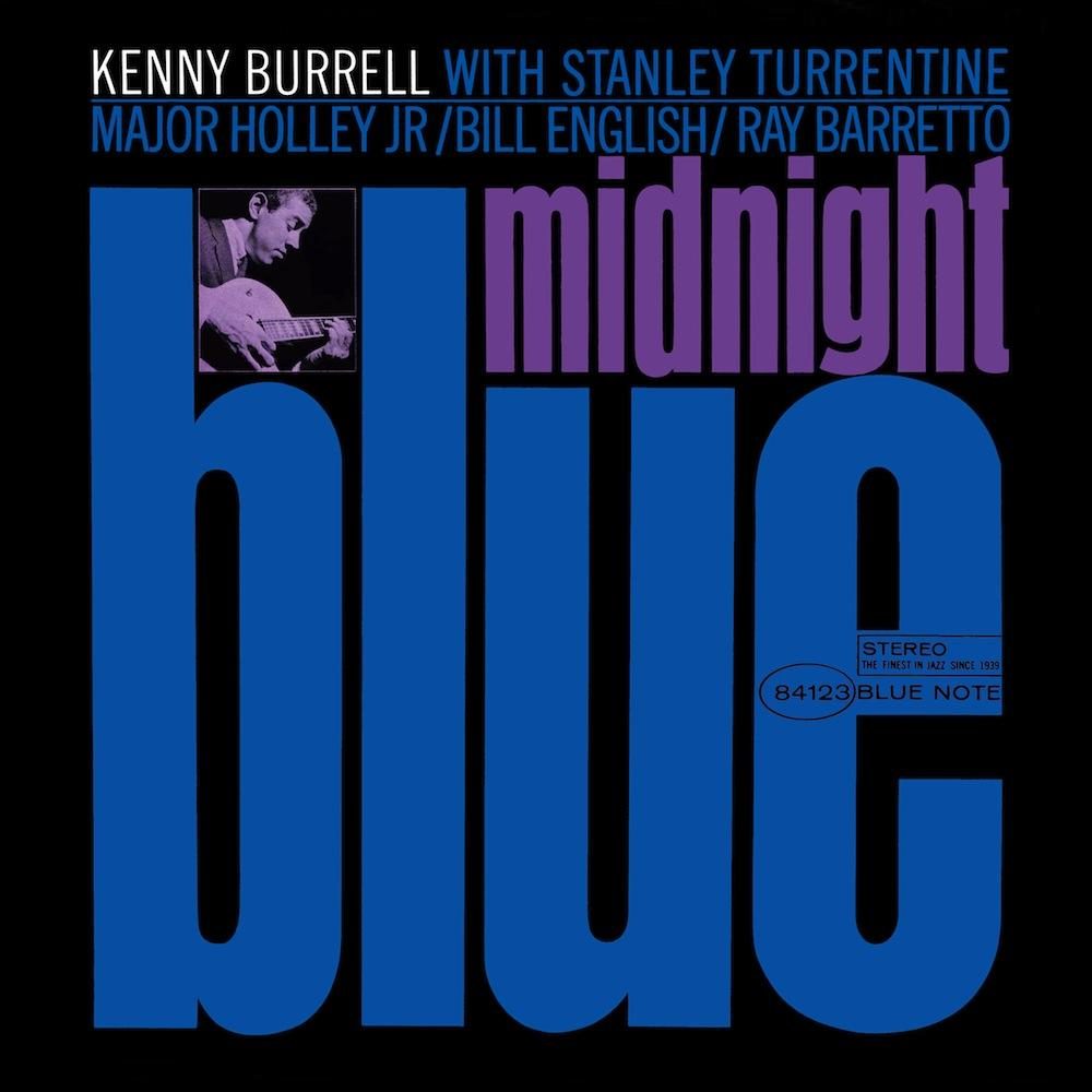 Album borító: Kenny Burrell 'Midnight Blue' albuma. Egy gitározó férfit, nagy kék 'blue' szöveget és lila 'midnight' szöveget ábrázol.